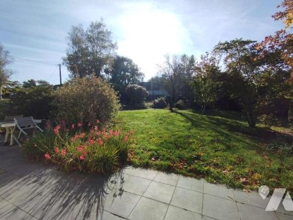 SITUÉE A 3KM DU BOURG DE BANNALEC CETTE MAISON DE 1986 EST AU CENTRE D'UN TERRAIN DE 2440 m² en...