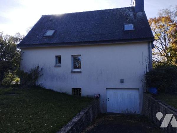 SITUÉE A 3KM DU BOURG DE BANNALEC CETTE MAISON DE 1986 EST AU CENTRE D'UN TERRAIN DE 2440 m² en...