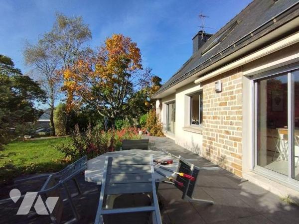 SITUÉE A 3KM DU BOURG DE BANNALEC CETTE MAISON DE 1986 EST AU CENTRE D'UN TERRAIN DE 2440 m² en...