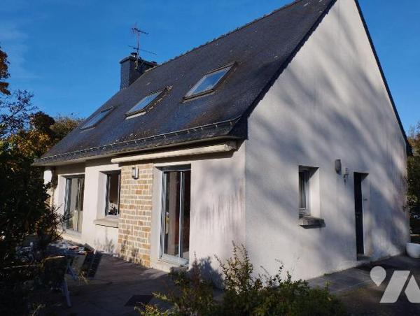 SITUÉE A 3KM DU BOURG DE BANNALEC CETTE MAISON DE 1986 EST AU CENTRE D'UN TERRAIN DE 2440 m² en...