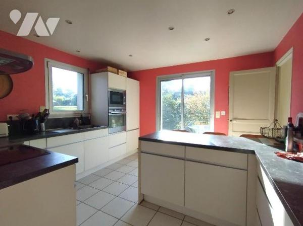 SITUÉE A 3KM DU BOURG DE BANNALEC CETTE MAISON DE 1986 EST AU CENTRE D'UN TERRAIN DE 2440 m² en...