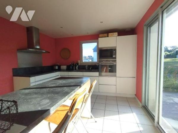 SITUÉE A 3KM DU BOURG DE BANNALEC CETTE MAISON DE 1986 EST AU CENTRE D'UN TERRAIN DE 2440 m² en...