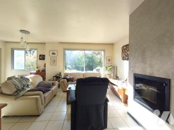 SITUÉE A 3KM DU BOURG DE BANNALEC CETTE MAISON DE 1986 EST AU CENTRE D'UN TERRAIN DE 2440 m² en...