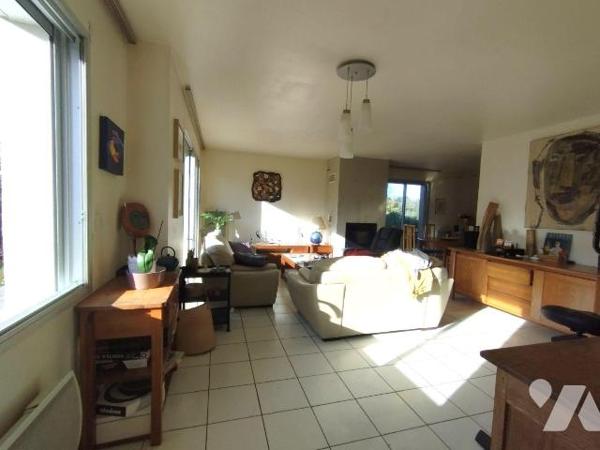 SITUÉE A 3KM DU BOURG DE BANNALEC CETTE MAISON DE 1986 EST AU CENTRE D'UN TERRAIN DE 2440 m² en...