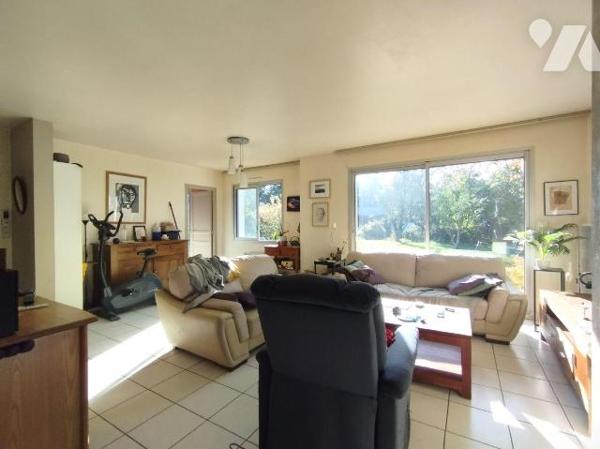 SITUÉE A 3KM DU BOURG DE BANNALEC CETTE MAISON DE 1986 EST AU CENTRE D'UN TERRAIN DE 2440 m² en...