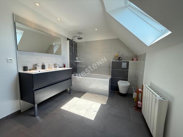 Maison rénovée / 5 chambres / Terrain 638 m² / Centre de Châteaugiron / Vie de plain-pied