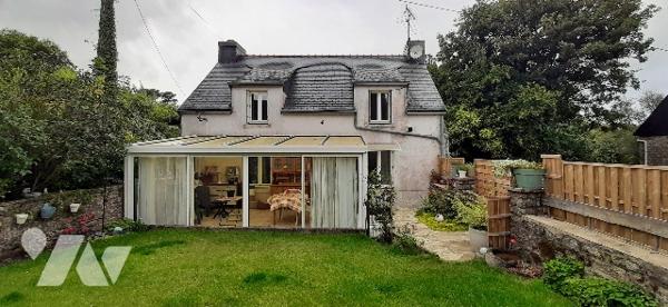 Rdc : véranda, pièce à vivre, sde, W.C.
Etage : 2 ch
Dépendance et jardinet