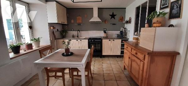 Rdc : véranda, pièce à vivre, sde, W.C.
Etage : 2 ch
Dépendance et jardinet