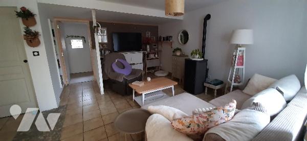 Rdc : véranda, pièce à vivre, sde, W.C.
Etage : 2 ch
Dépendance et jardinet