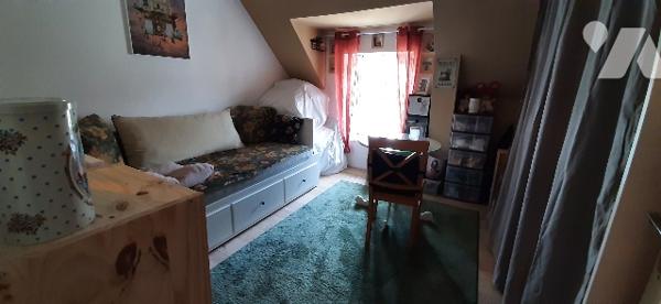 Rdc : véranda, pièce à vivre, sde, W.C.
Etage : 2 ch
Dépendance et jardinet