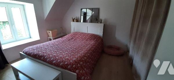 Rdc : véranda, pièce à vivre, sde, W.C.
Etage : 2 ch
Dépendance et jardinet