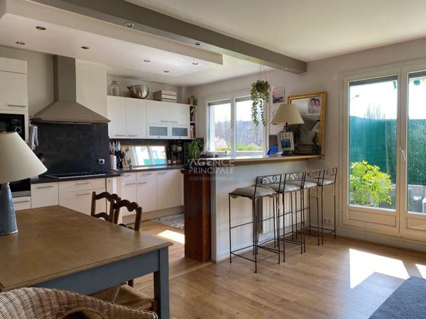 "Vaucresson" Grand et bel appartement meublé de 4 pièces avec terrasse en rez-de-chaussée et parking ! Loyer 2 231.25 €/mois charges comprises **  - Référence  23043