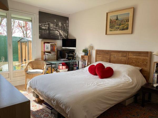 "Vaucresson" Grand et bel appartement meublé de 4 pièces avec terrasse en rez-de-chaussée et parking ! Loyer 2 231.25 €/mois charges comprises **  - Référence  23043