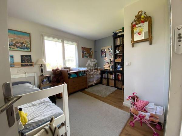 "Vaucresson" Grand et bel appartement meublé de 4 pièces avec terrasse en rez-de-chaussée et parking ! Loyer 2 231.25 €/mois charges comprises **  - Référence  23043