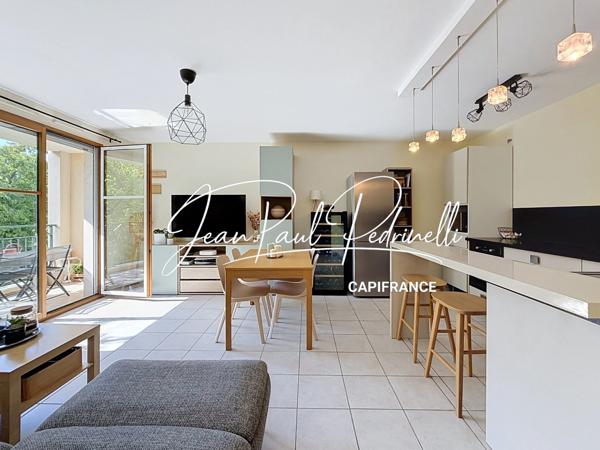 Tassin-la-Demi-Lune - Appartement 2 pièces de 48 m² avec balcon, parking privatif et cave - résidence sécurisée récente