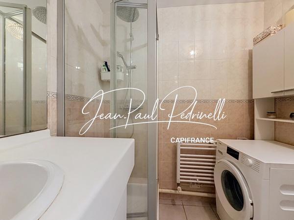 Tassin-la-Demi-Lune - Appartement 2 pièces de 48 m² avec balcon, parking privatif et cave - résidence sécurisée récente