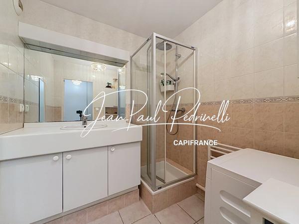 Tassin-la-Demi-Lune - Appartement 2 pièces de 48 m² avec balcon, parking privatif et cave - résidence sécurisée récente