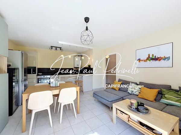 Tassin-la-Demi-Lune - Appartement 2 pièces de 48 m² avec balcon, parking privatif et cave - résidence sécurisée récente