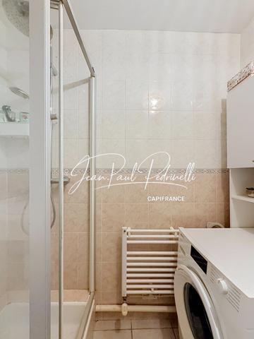 Tassin-la-Demi-Lune - Appartement 2 pièces de 48 m² avec balcon, parking privatif et cave - résidence sécurisée récente