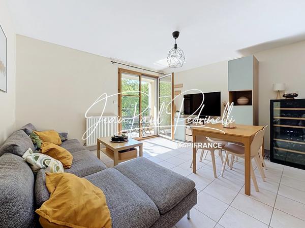 Tassin-la-Demi-Lune - Appartement 2 pièces de 48 m² avec balcon, parking privatif et cave - résidence sécurisée récente