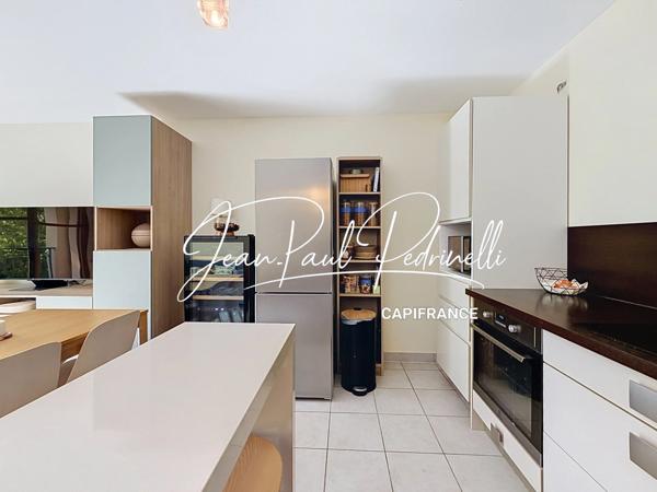 Tassin-la-Demi-Lune - Appartement 2 pièces de 48 m² avec balcon, parking privatif et cave - résidence sécurisée récente