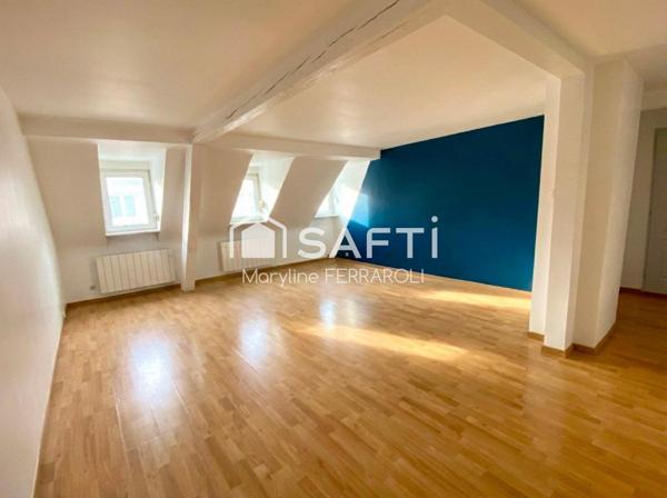 Belle pièce de vie, traversant, cour partagée