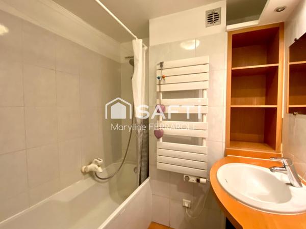 Belle pièce de vie, traversant, cour partagée