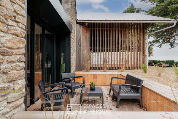 Elégante longère rénovée avec piscine et dépendances