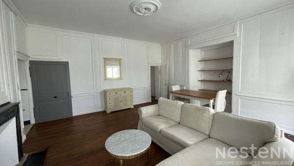 Volumes et caractère pour ce T4 en centre ville d'Auray