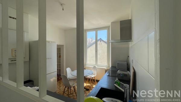 Volumes et caractère pour ce T4 en centre ville d'Auray