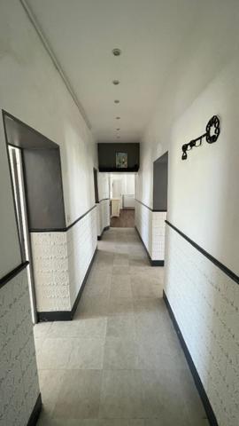 Volumes et caractère pour ce T4 en centre ville d'Auray