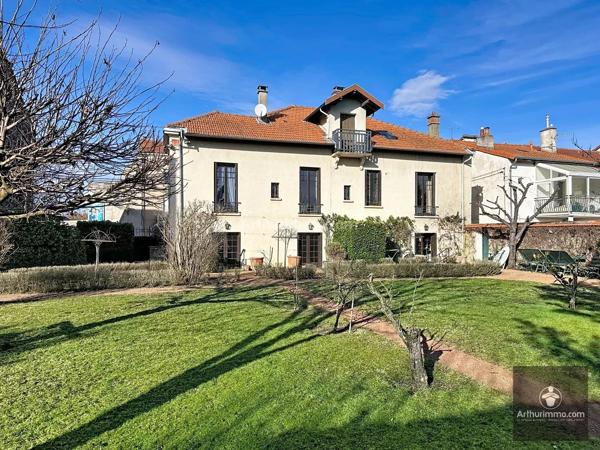 Vente                                                      Maison
                        
                     9 pièces                      220 m2                     à Roanne