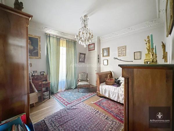 Vente                                                      Maison
                        
                     9 pièces                      220 m2                     à Roanne