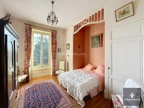 Vente                                                      Maison
                        
                     9 pièces                      220 m2                     à Roanne