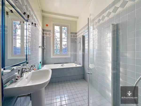 Vente                                                      Maison
                        
                     9 pièces                      220 m2                     à Roanne