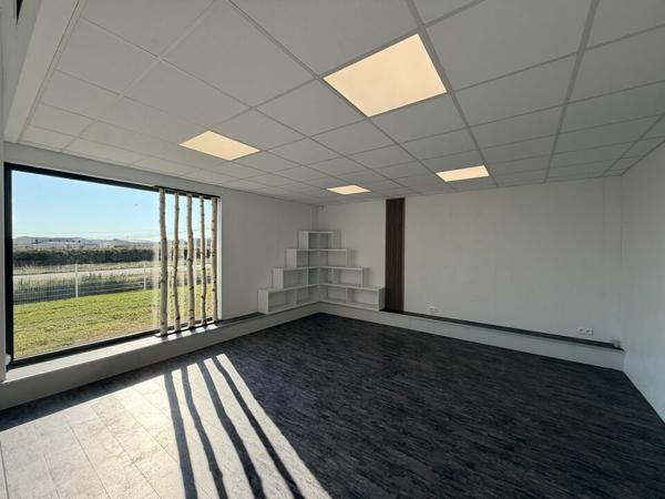 BUREAUX À LOUER 110 M² – OPEN SPACE – CLIMATISATION – ACCÈS PLAIN-PIED