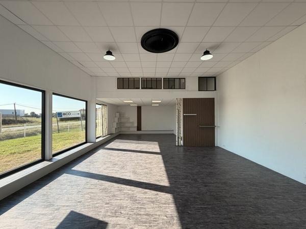 BUREAUX À LOUER 110 M² – OPEN SPACE – CLIMATISATION – ACCÈS PLAIN-PIED