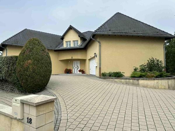 Maison individuelle de 488 m² sur  16 ares de terrain.