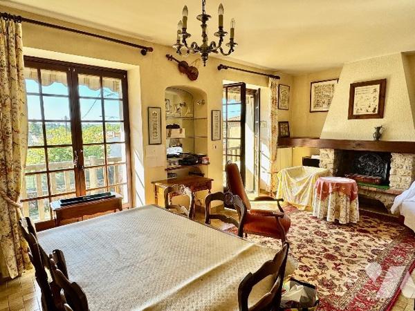 Maison à Airvault, proches écoles et commerces, 4 chambres, dépendances