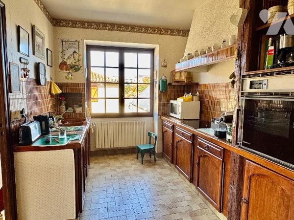 Maison à Airvault, proches écoles et commerces, 4 chambres, dépendances