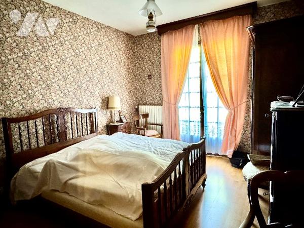 Maison à Airvault, proches écoles et commerces, 4 chambres, dépendances