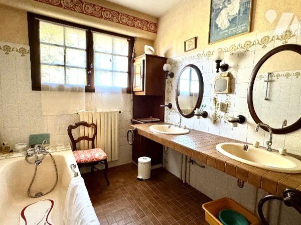 Maison à Airvault, proches écoles et commerces, 4 chambres, dépendances