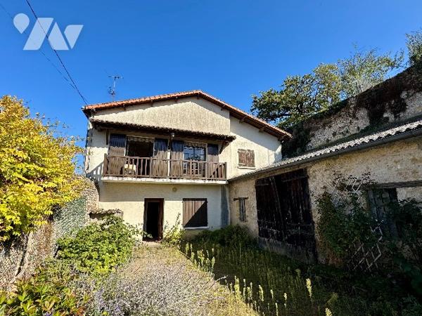 Maison à Airvault, proches écoles et commerces, 4 chambres, dépendances