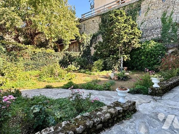 Maison à Airvault, proches écoles et commerces, 4 chambres, dépendances