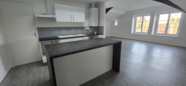 Appartement
                                                                                                                                                                                                                                                                                                                        5 pièce(s)                                                                                                                                                                                                          2 chambre(s)                                                                                                                                                                                                          95  m²
