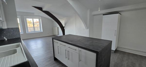 Appartement
                                                                                                                                                                                                                                                                                                                        5 pièce(s)                                                                                                                                                                                                          2 chambre(s)                                                                                                                                                                                                          95  m²