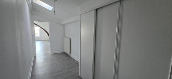 Appartement
                                                                                                                                                                                                                                                                                                                        5 pièce(s)                                                                                                                                                                                                          2 chambre(s)                                                                                                                                                                                                          95  m²