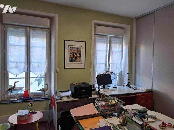 A VENDRE MAISON DE CARACTERE BIEN ENTRETENUE PROX DES ECOLES, LYCEES, COMMERCES