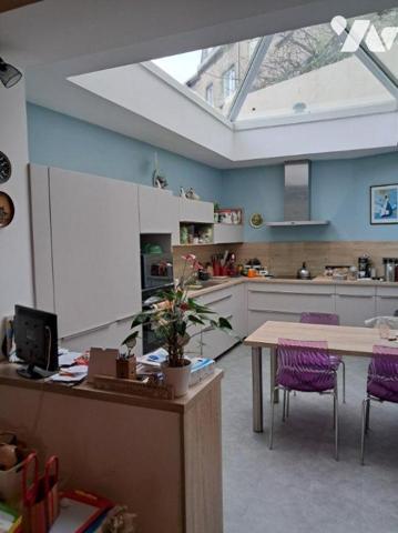 A VENDRE MAISON DE CARACTERE BIEN ENTRETENUE PROX DES ECOLES, LYCEES, COMMERCES