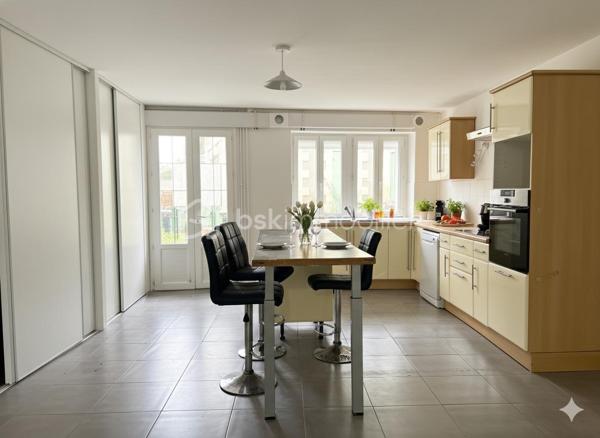 BSK Immobilier - Anaïs ALVAREZ, vous propose cet appartement 2 pièces de 73 m², en rez-de-chaussée avec jardin privatif d’environ 30 m² 

Situé au cœur d’une ancienne bâtisse en pierre de taille, rénovée en 2019, ce bien rare offre le charme de l’ancien allié au confort contemporain. 
Dans une petite copropriété de seulement 4 lots principaux, vous profiterez d’un environnement calme et convivial, à seulement quelques minutes des commodités et des axes principaux.

L’appartement, bénéficie d’une toiture, charpente et couverture neuves en 2025. 
Une cuisine spacieuse ouverte sur un vaste salon/sélour. 
De nombreux rangements viennent compléter ce bien fonctionnel et chaleureux.
À l’extérieur, vous profiterez d’un agréable jardin privatif d’environ 30 m². 
Une place de parking privative complète ce bien. 
Les faibles charges de copropriété en font également une opportunité idéale pour un premier achat ou un investissement patrimonial.

À visiter sans tarder !
Contactez-nous dès aujourd’hui pour découvrir ce bien coup de cœur et laissez-vous séduire par le charme de la pierre et la douceur de vivre à Haux.